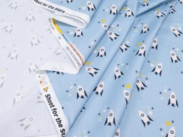 Stoff BW ROCKET IN BLUE: SHOOT FOR THE STARS