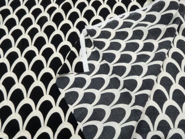 Stoff Viskosekrepp Wellen schwarz-creme – Bild 2